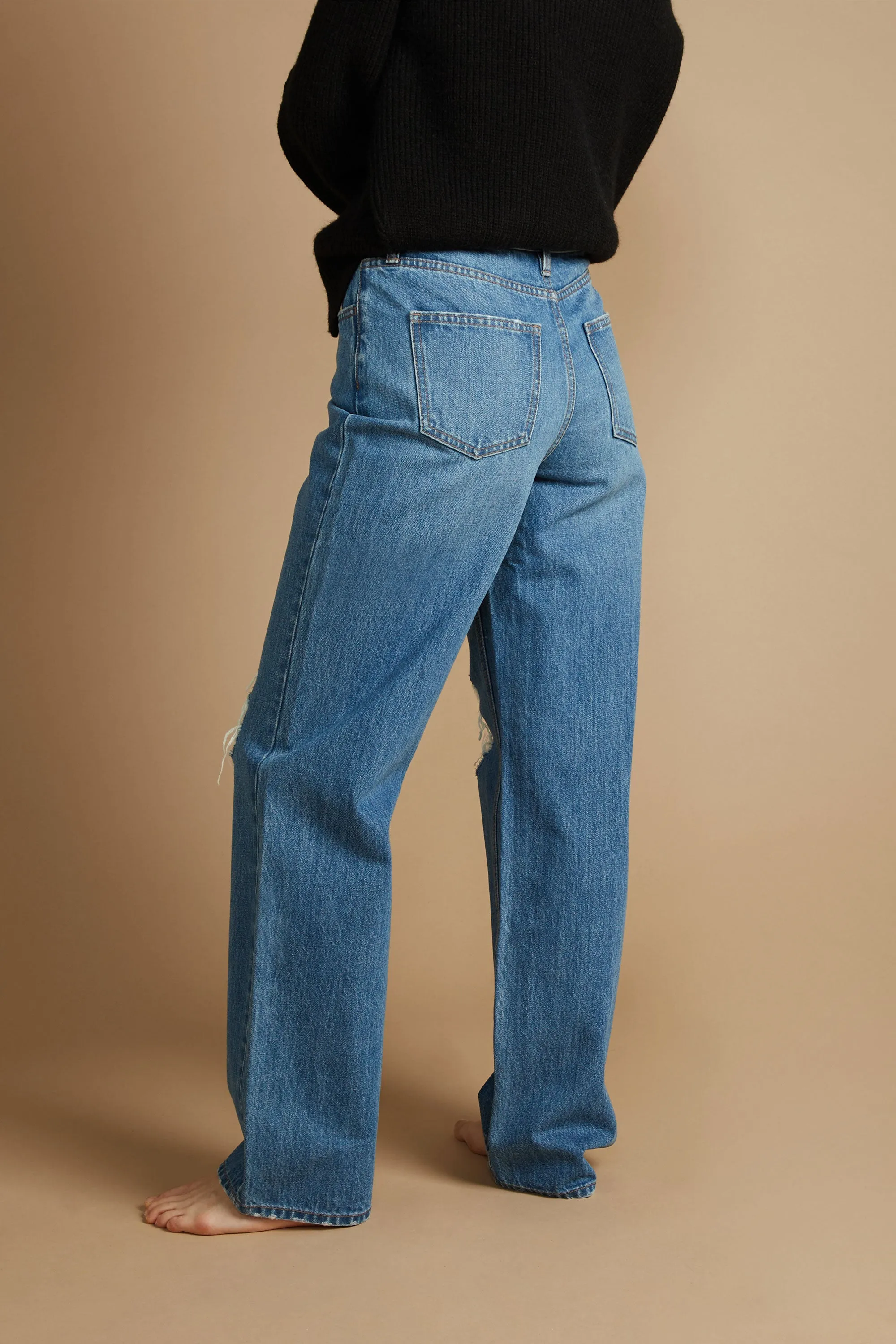 STRAIGHT LEG DISTRESSED JEAN
