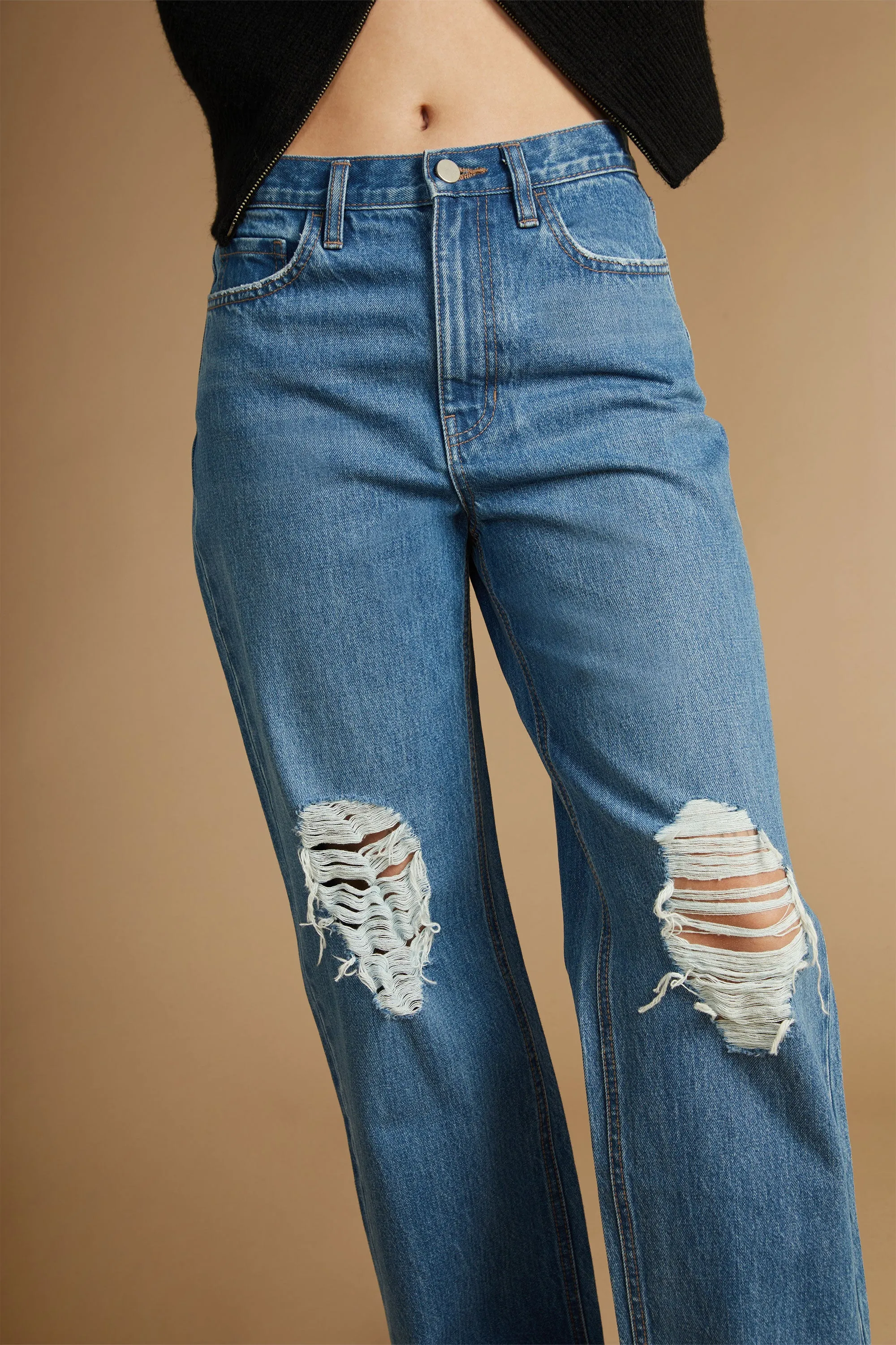 STRAIGHT LEG DISTRESSED JEAN